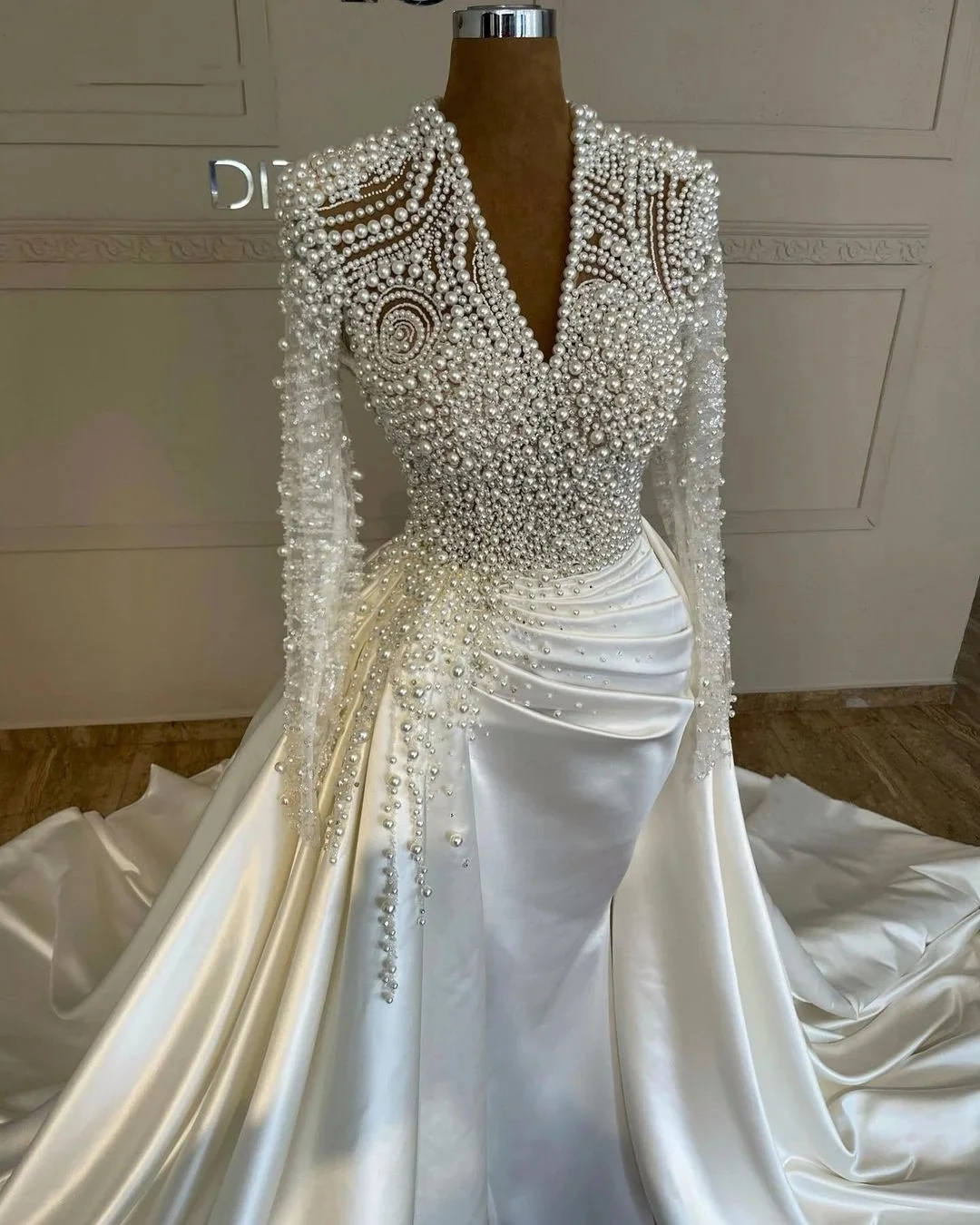 Luxury Pearls Wedding Dresses Beaded Sequins Bride Gown Long Sleeve Bridal Dress Detachable Train Customized Vestidos De Novia