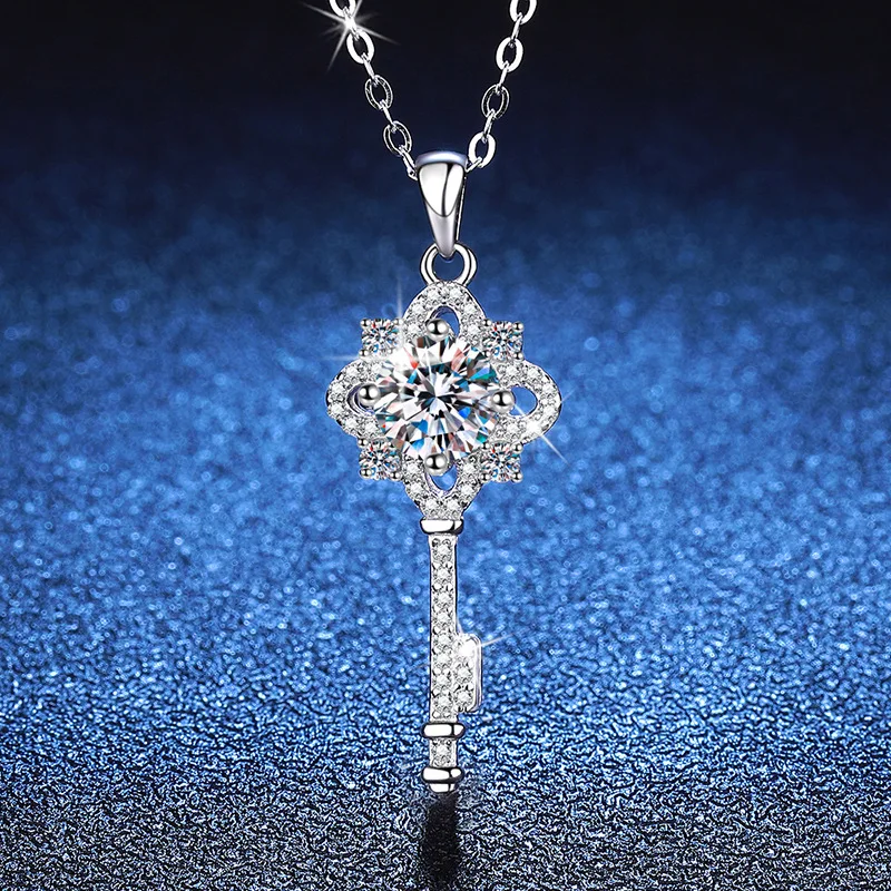 

European and American Platinum PT950 18K Gold Necklace, Moissanite Pendant, Clover Key Pendant, 1 Carat Moissanite Necklace