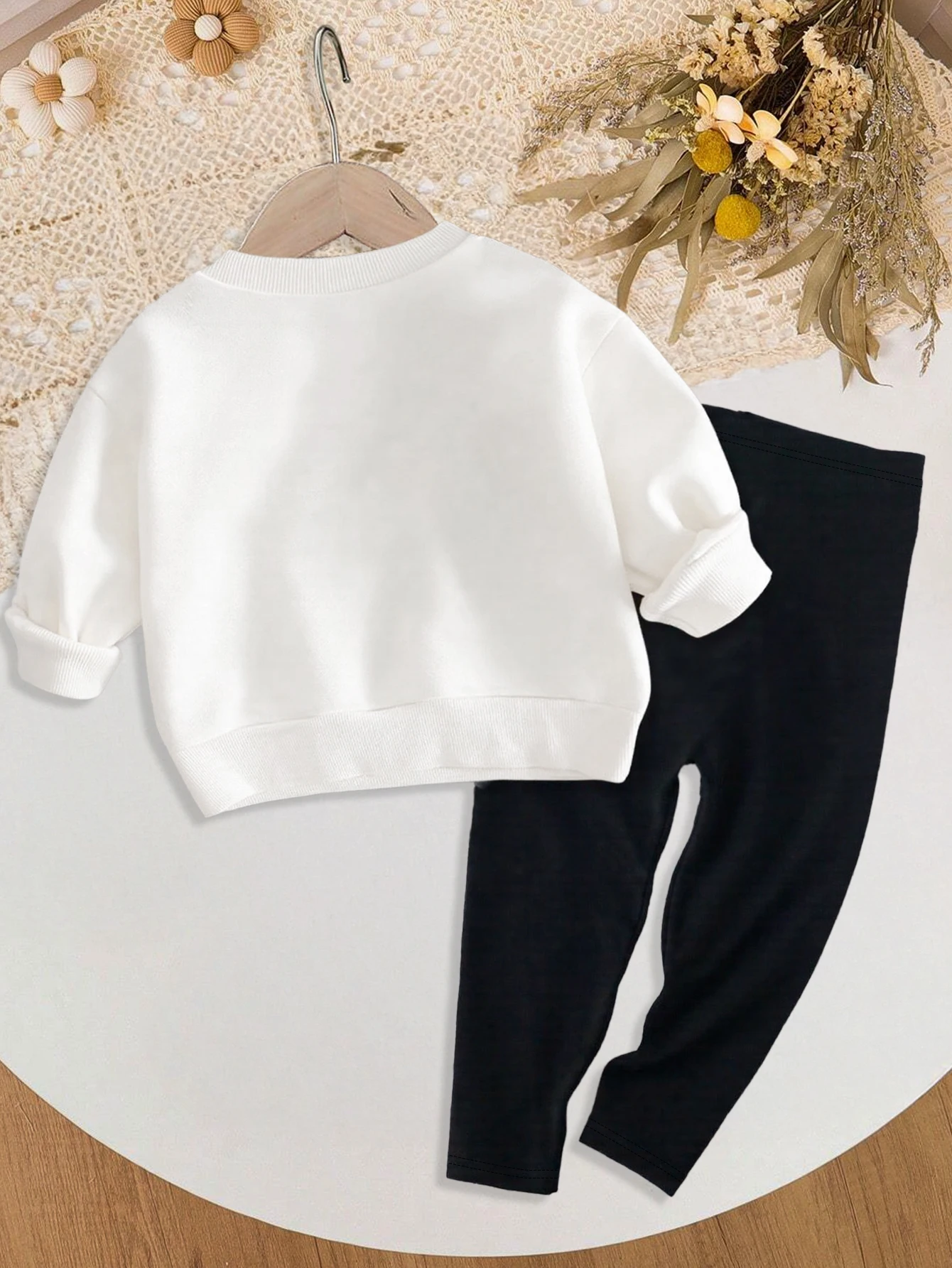 女の赤ちゃん用2点セット、シンプルで多用途な春と秋のスタイル、ベビーヒョウ柄レタープリントラウンドネックリブ袖トップ+伸縮性ウエスト無地パンツ、赤ちゃんのエレガントで若々しい服