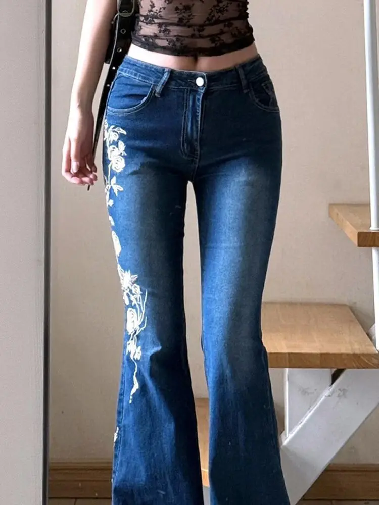 Jeans blu con ricamo floreale Y2k anni 2000 Jeans svasati vintage a vita bassa Jeans slim fit da donna Pantaloni in denim streetwear moda