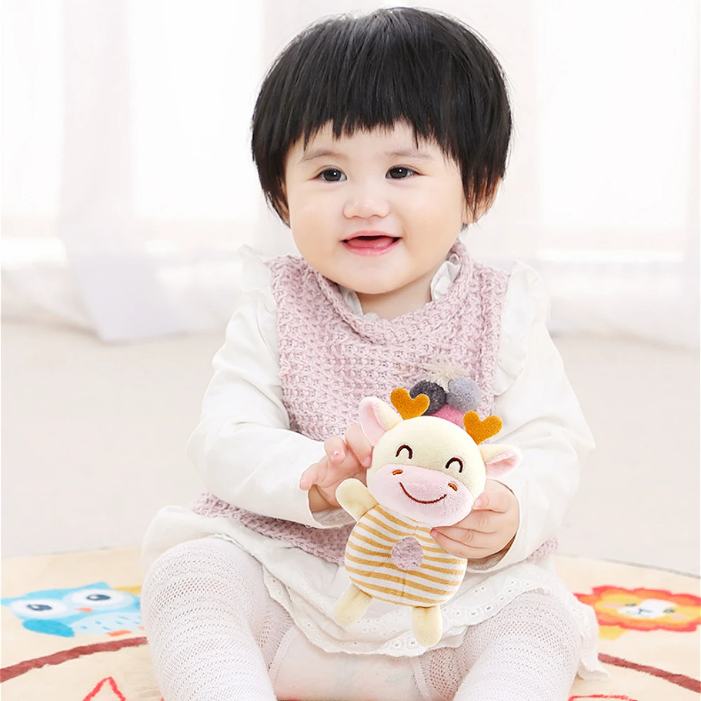 Mainan boneka bayi, mainan gemerincing, mainan bayi tertanam, pegangan tangan dengan stimulasi pendengaran dan efek menenangkan-mewah lembut untuk bayi