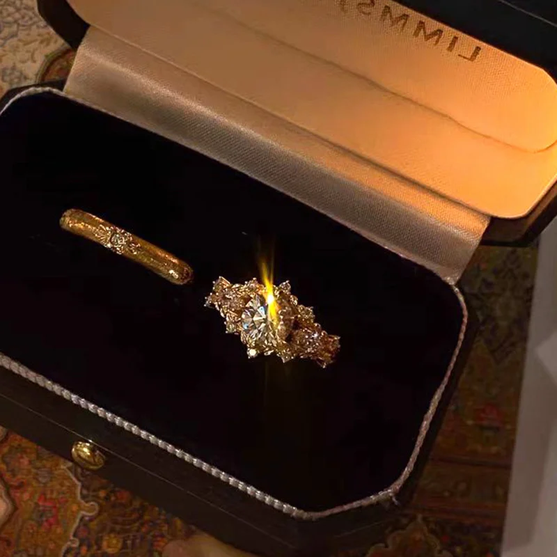 

Элегантное винтажное кольцо в придворном стиле для женщин среднего возраста с бриллиантом в форме голубиного яйца, ретро-кольцо в стиле середины века для повседневной носки, из серебряного сплава