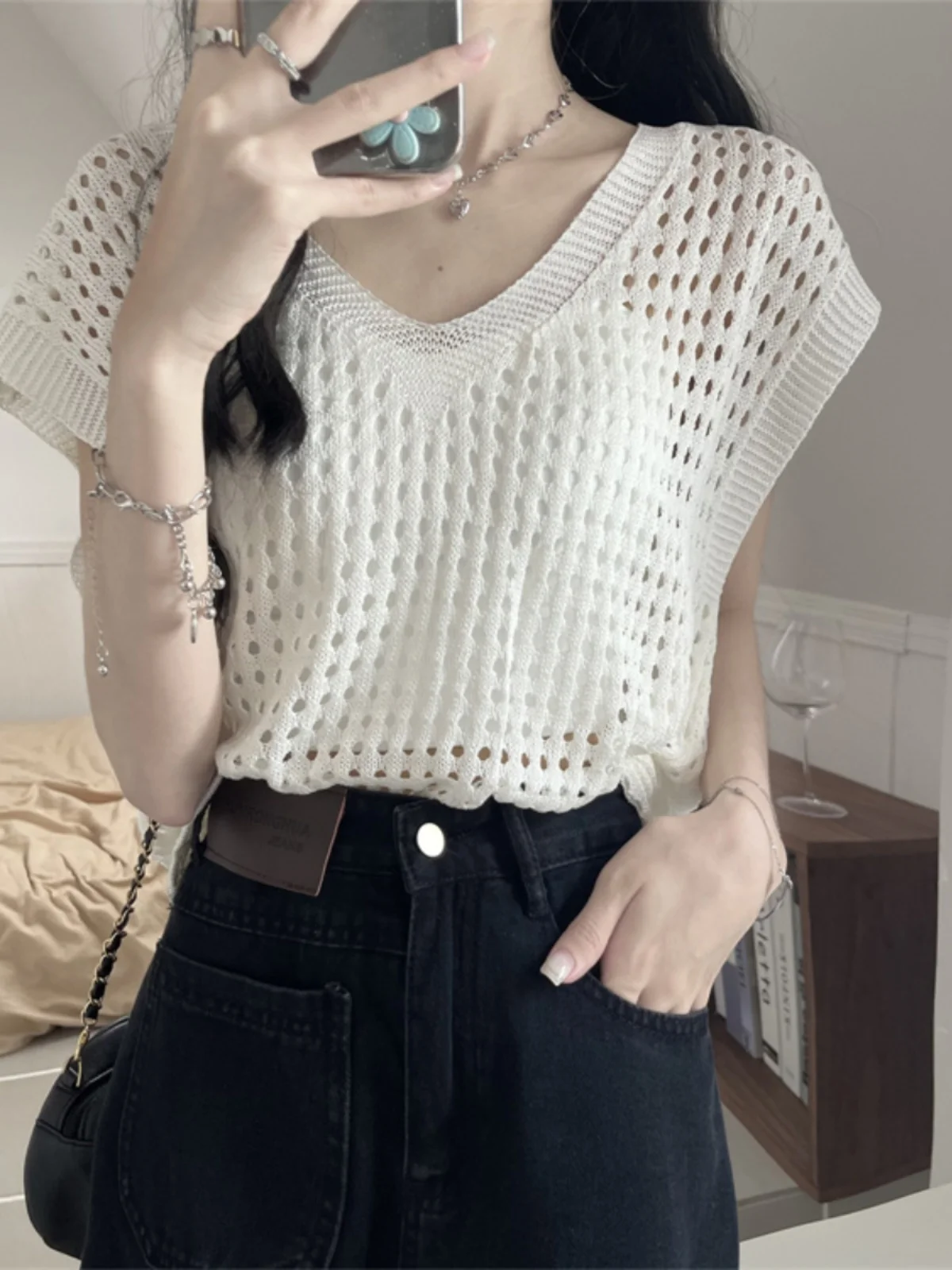 

Летний трикотажный топ из ледяного шелка для женщин: ажурная безрукавка с V-образным вырезом, короткий рукав, уникальный дизайн, повседневный стиль, рукава «летучая мышь»