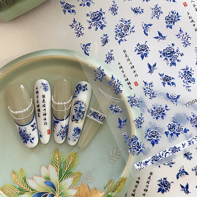 1 Blatt geprägte Nail Art Aufkleber blau weiß Porzellan chinesischen Stil 3D Blume Silverback selbstklebende DIY Salon Maniküre Aufkleber