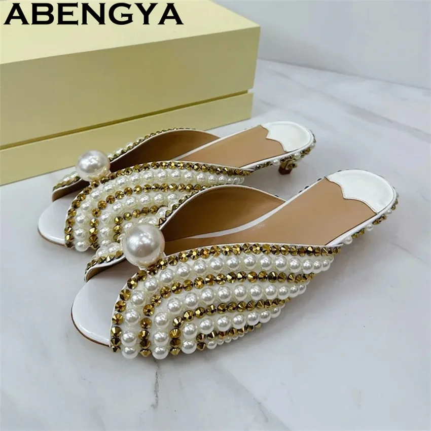 

Роскошные тапочки на каблуке с кристаллами и жемчугом, женские шлепанцы на низком каблуке с открытым носком, летние модельные туфли для вечеринок