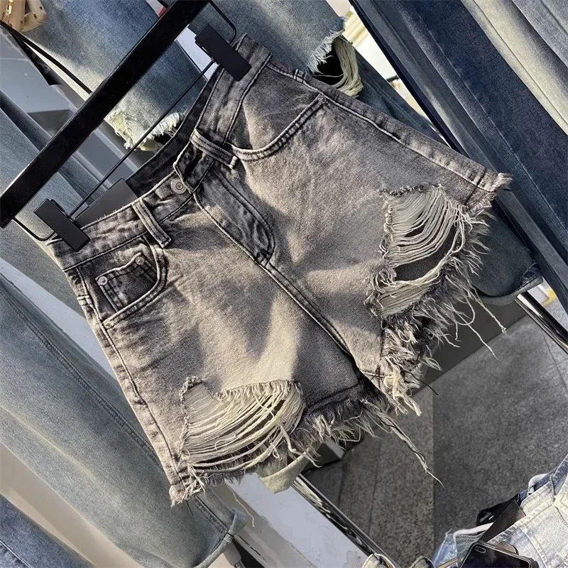 Le nouveau style a des trous et des bords bruts qui fuit sur les cuisses des shorts rendant les jambes plus longtemps de la ligne A