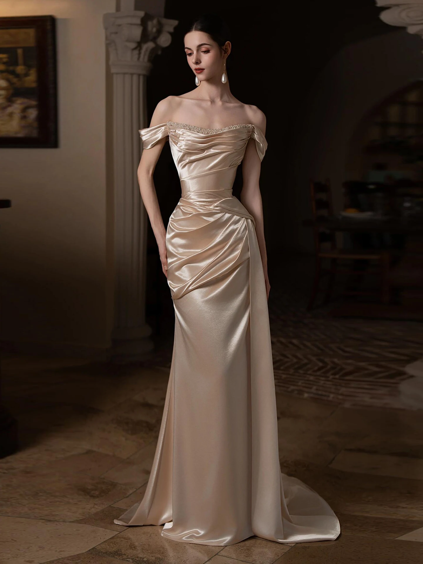 

Элегантное свадебное платье на одно плечо с небольшим шлейфом и силуэтом «русалка» для помолвок и банкетов