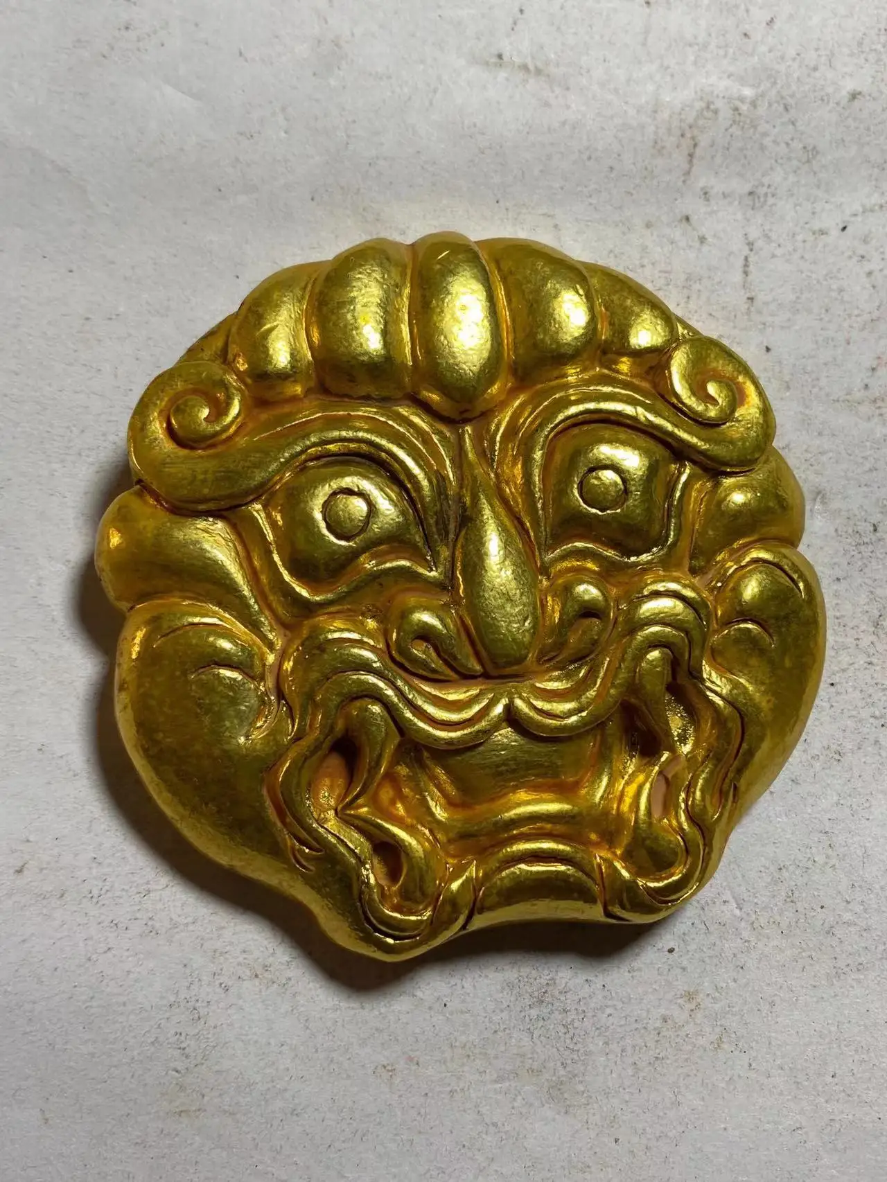 

Rare old Chinese An ancient golden lion's head statue,Film and television props,Free shipping