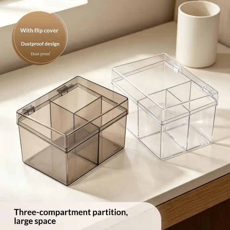 Transparenter Kunststoff-Aufbewahrungsorganizer mit 3 Fächern und staubdichten Klappdeckeln für die Aufbewahrung von Wattestäbchen, Haaraccessoires und kleinen Gegenständen im Badezimmer. – Detail 11