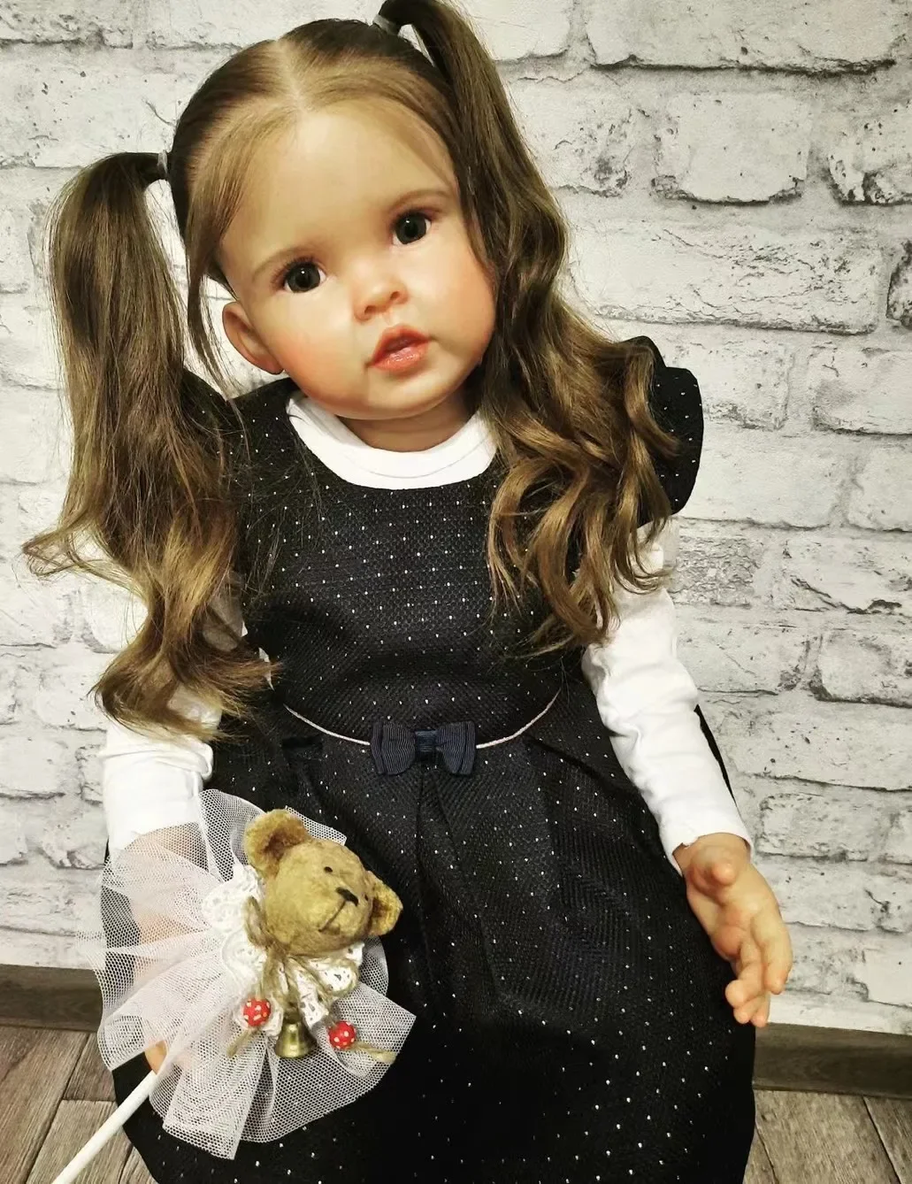 DLS Limited Supply 28''/80cm Reborn Baby Cressida Duża Dziewczynka z Ręcznie Wszytymi Długimi Brązowymi Włosami i Różnymi Sukienkami