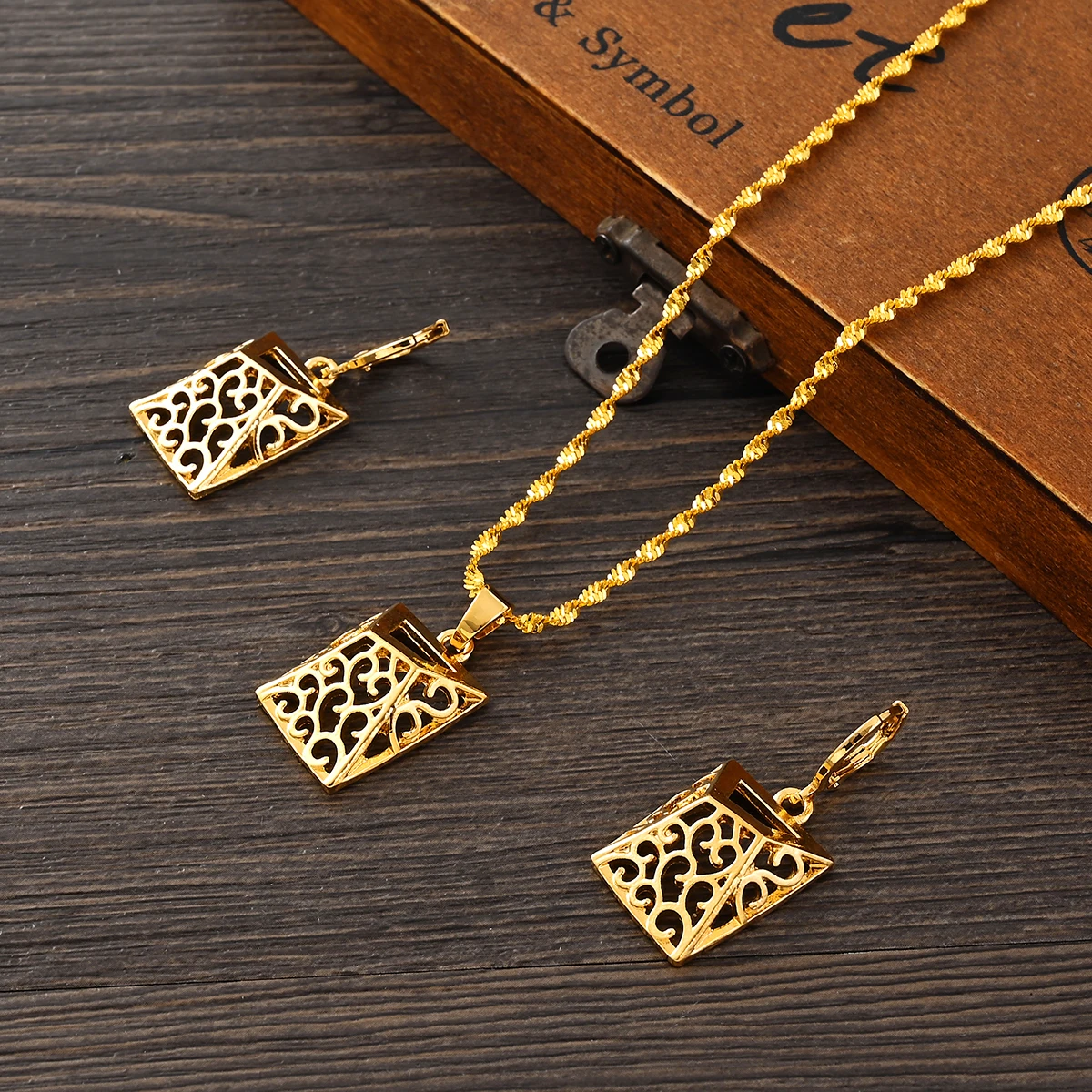 New Trendy Jewellery Gifts Geometric Africa Gold Plated Dubai New Vintage Necklace Earrings Sets For Women