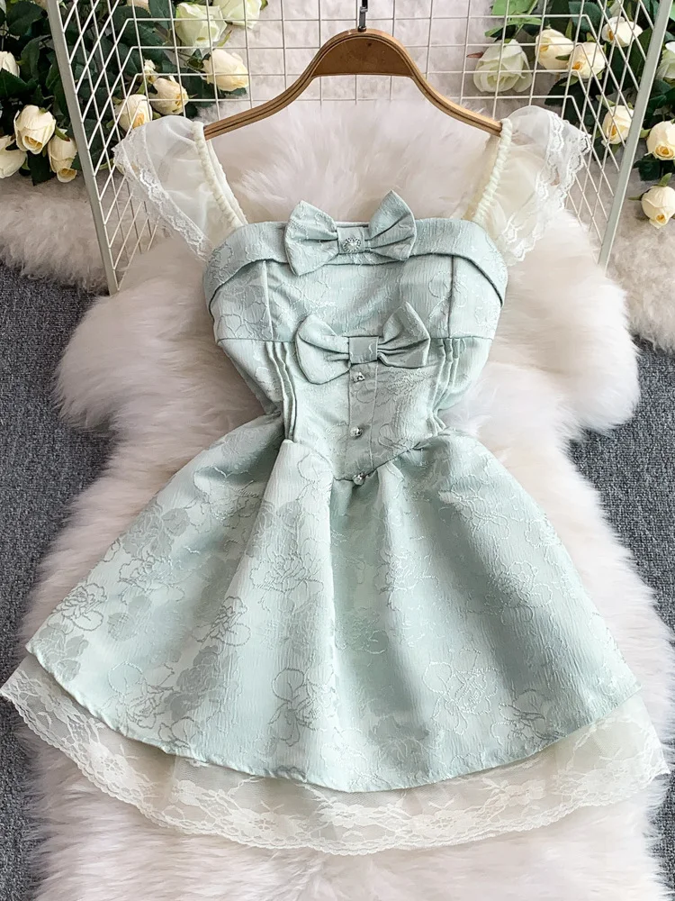 فستان نسائي صيفي بياقة مربعة وأكمام طائرة مع ربطة فراشية وردية، تنورة قصيرة على شكل حرف A مع تزيين بالدانتيل على الخصر، بأسلو...