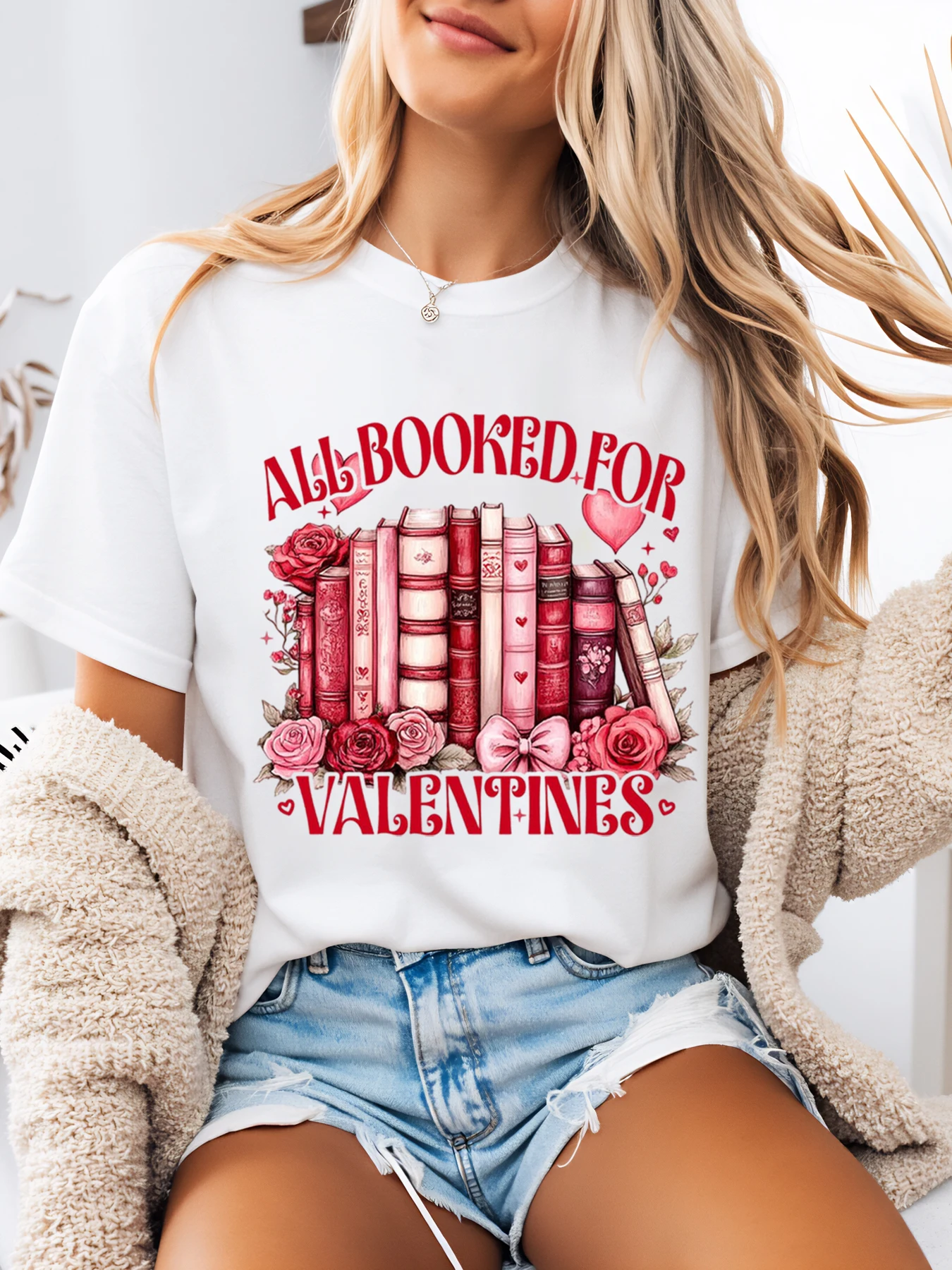 تي شيرت مطبوع عليه جميع كتب الحب والورود لعيد الحب، ملابس كاجوال للسيدات باللون الأبيض مقاس كبير