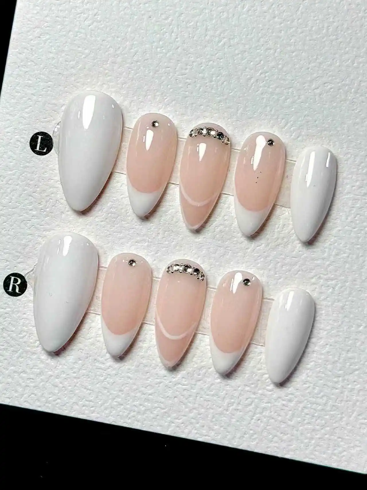10 قطع من أظافر اللوز المصنوعة يدويًا نقية، حواف بيضاء على الطراز الفرنسي، سلسلة ماسية، بسيطة ولكنها عصرية للشباب. #1