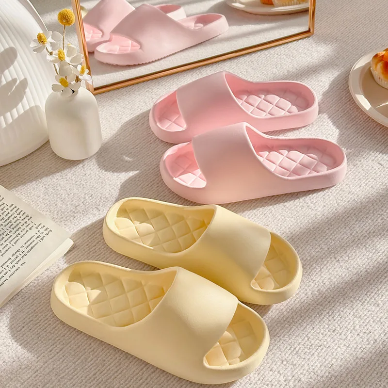 

Женские летние 2026, новые тапочки на толстой подошве, домашние нескользящие сандалии из ЭВА для ванной комнаты для мужчин и женщин