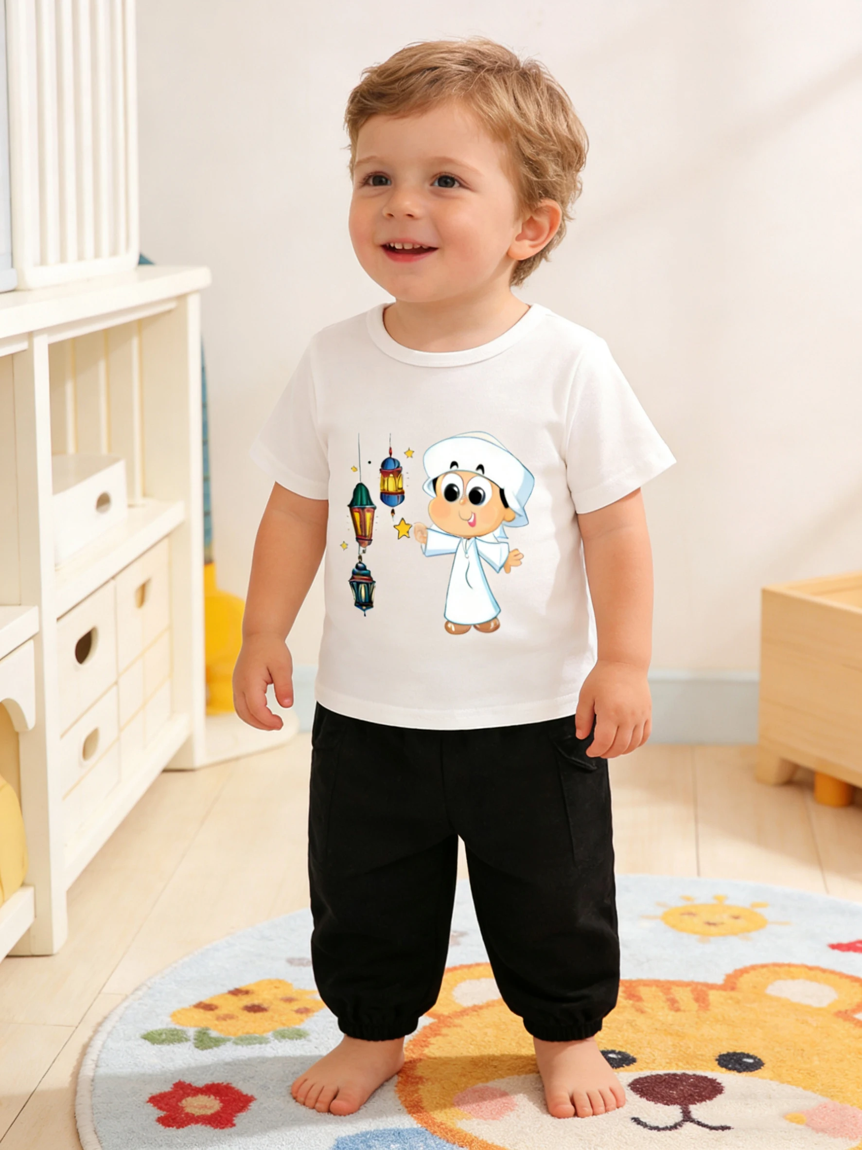 

Комплект из 2 предметов для маленьких мальчиков Ид Мубарак: футболка с мультяшным принтом и черные штаны, детская праздничная одежда