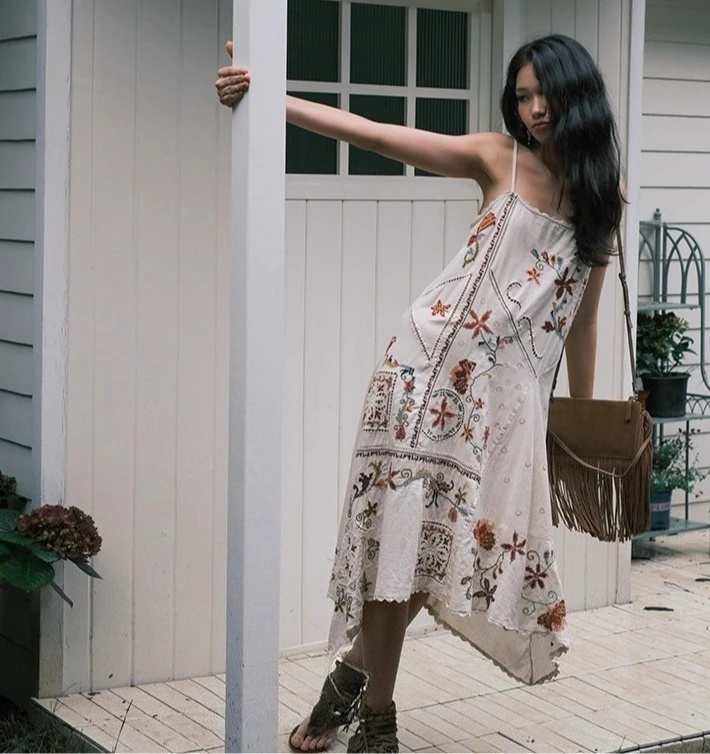 Boho Strand Ärmellose Träger Kleider Frauen Vintage Aushöhlen Floral Stickerei Baumwolle Lange Spitze Kleid Sommer Unregelmäßigen Saum Robe