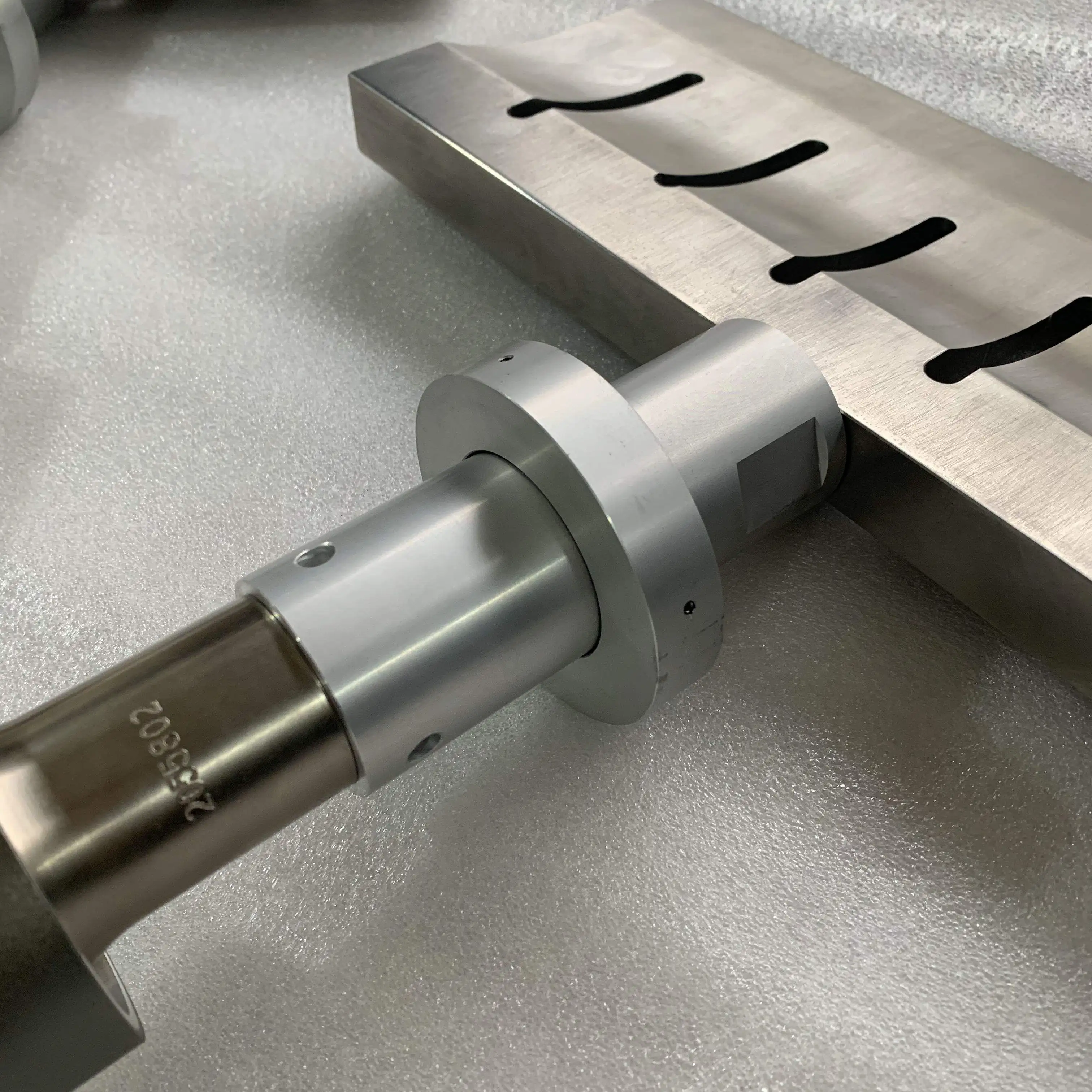 

Коммерческий автоматический электрический ультразвуковой нож для нарезки круглых изделий (сыр, торт) для пекарен