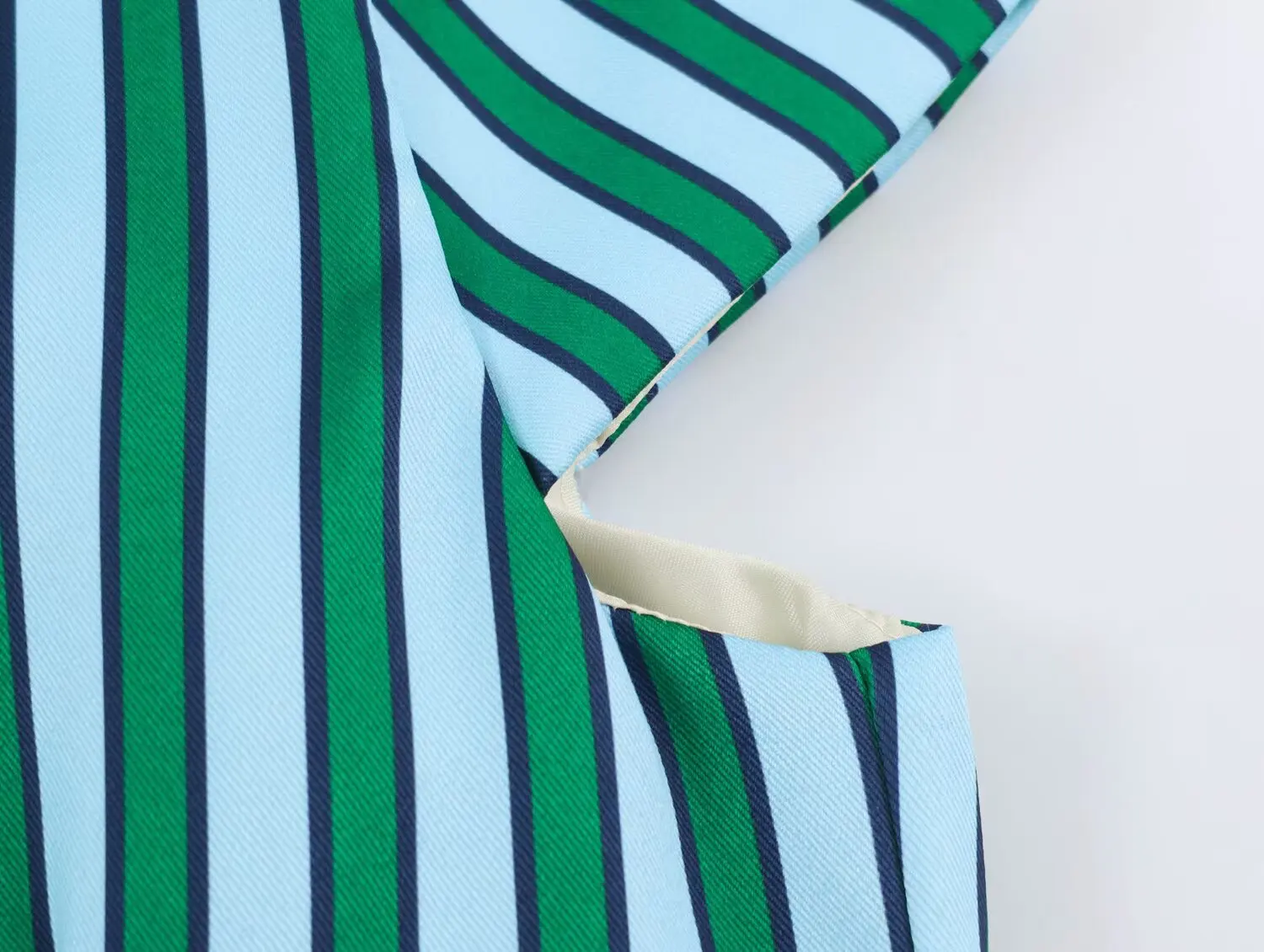 KONDALA Damen Schickes Gestreiftes Hosen-Set 2026 Sommer Trendiges High-Street-Urlaubsset Elegante Freizeit-Hemden mit Seilknöpfen, Lange Hosen – Detail 14