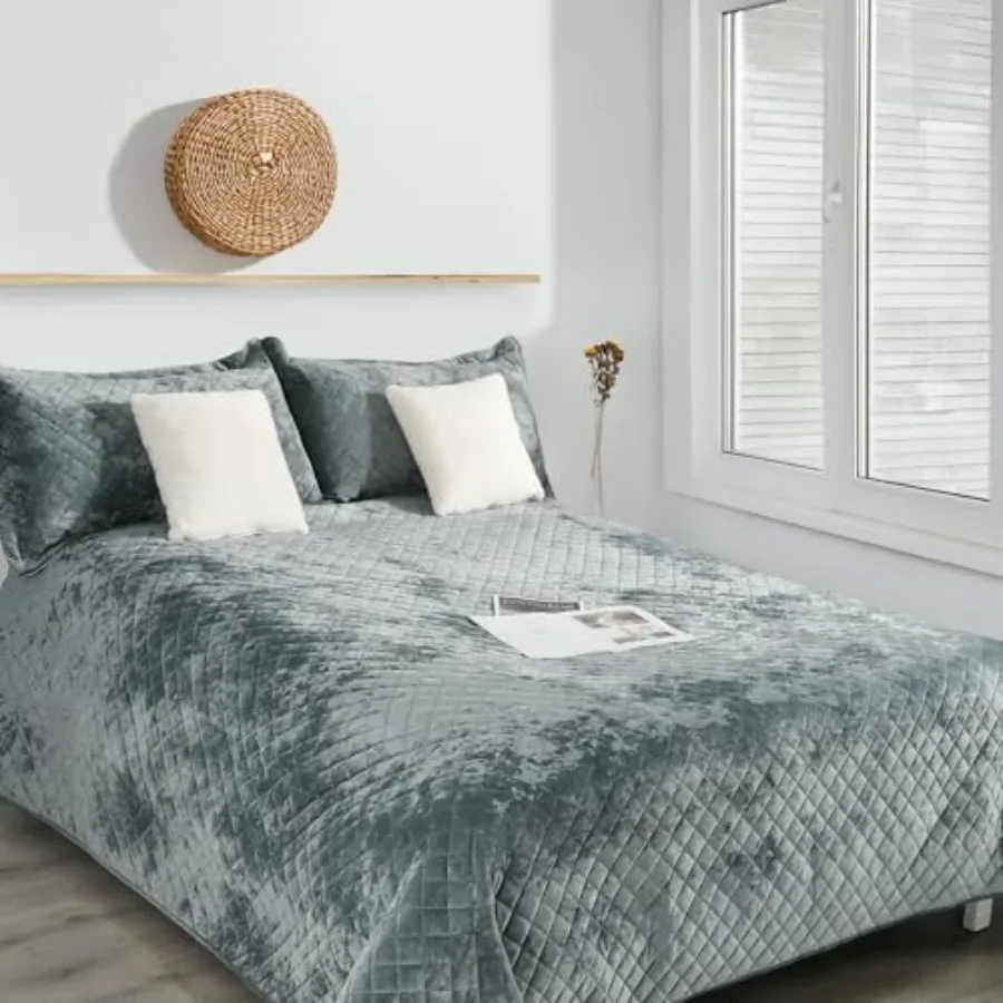 

Luxury Velvet Queen Quilt Set Ultra Soft Lightweight Velvet Comforter Set Oversized Bedspread Coverlet with 2 Shams Diamond Pat