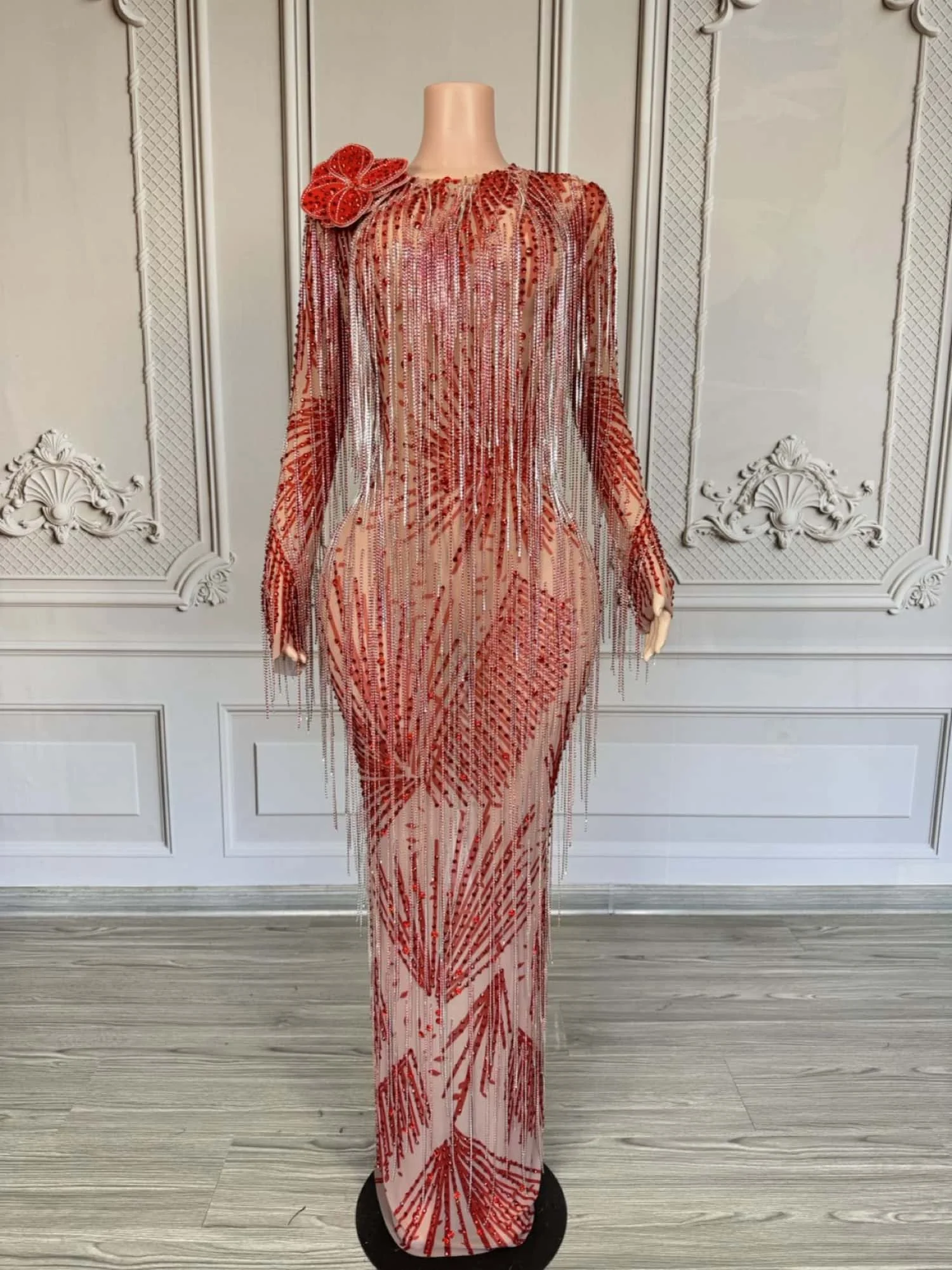 ชุดเดรสพู่ห้อยประดับคริสตัลสีแดง ผ้าตาข่ายซีทรู ไหล่ประดับดอกไม้ 3 มิติ สำหรับผู้หญิงสวยสง่า เหมาะสำหรับงานพิธีการหรืองานเดินแบบบนพรมแดง