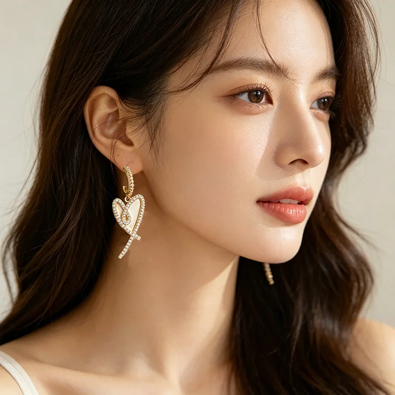 Goldfarbene Micro-Set Zirkon Unregelmäßige Herzförmige Hängeohrringe für Damen Modeschmuck Luxus-Accessoires Neues 2026 Design – Detail 8