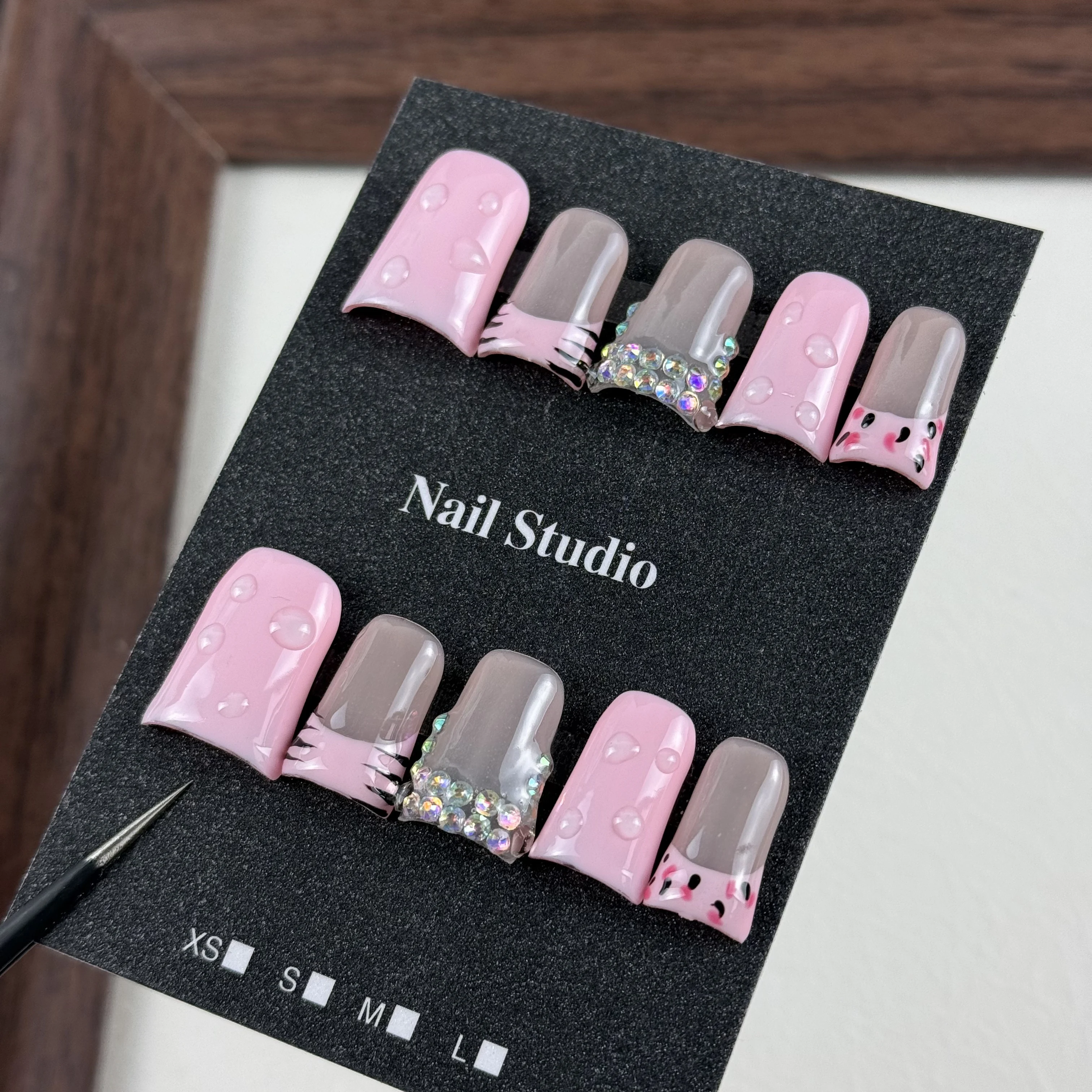 10pcs high-end Sweet and cool style, hand-painted zebra pattern, dazzling stacked diamonds handmade fake nails