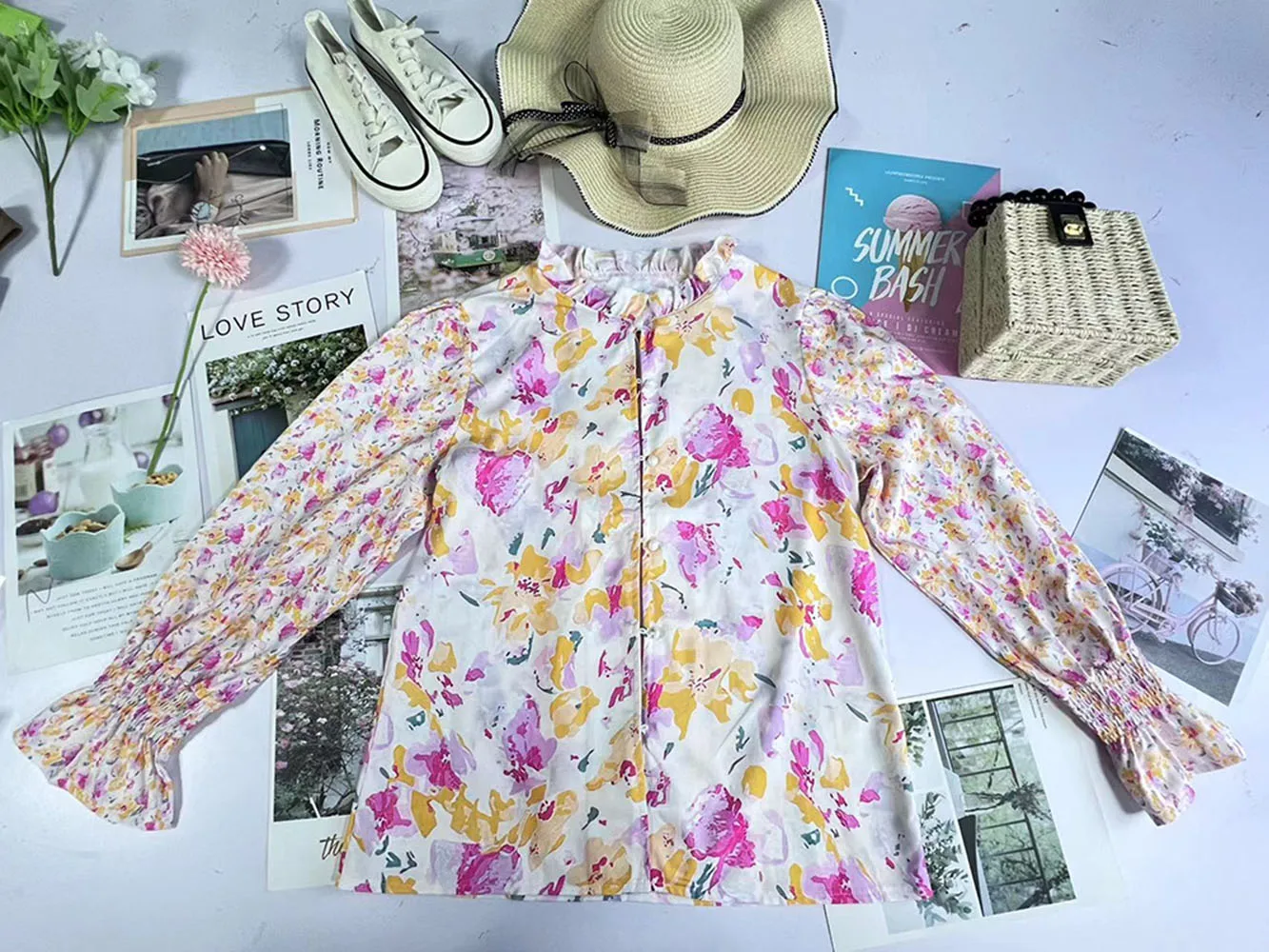 Spring and summer 2024 new women\'s vintage printed V-neck bell-sleeve shirt elegant beautiful ladies floral long-sleeved shirt