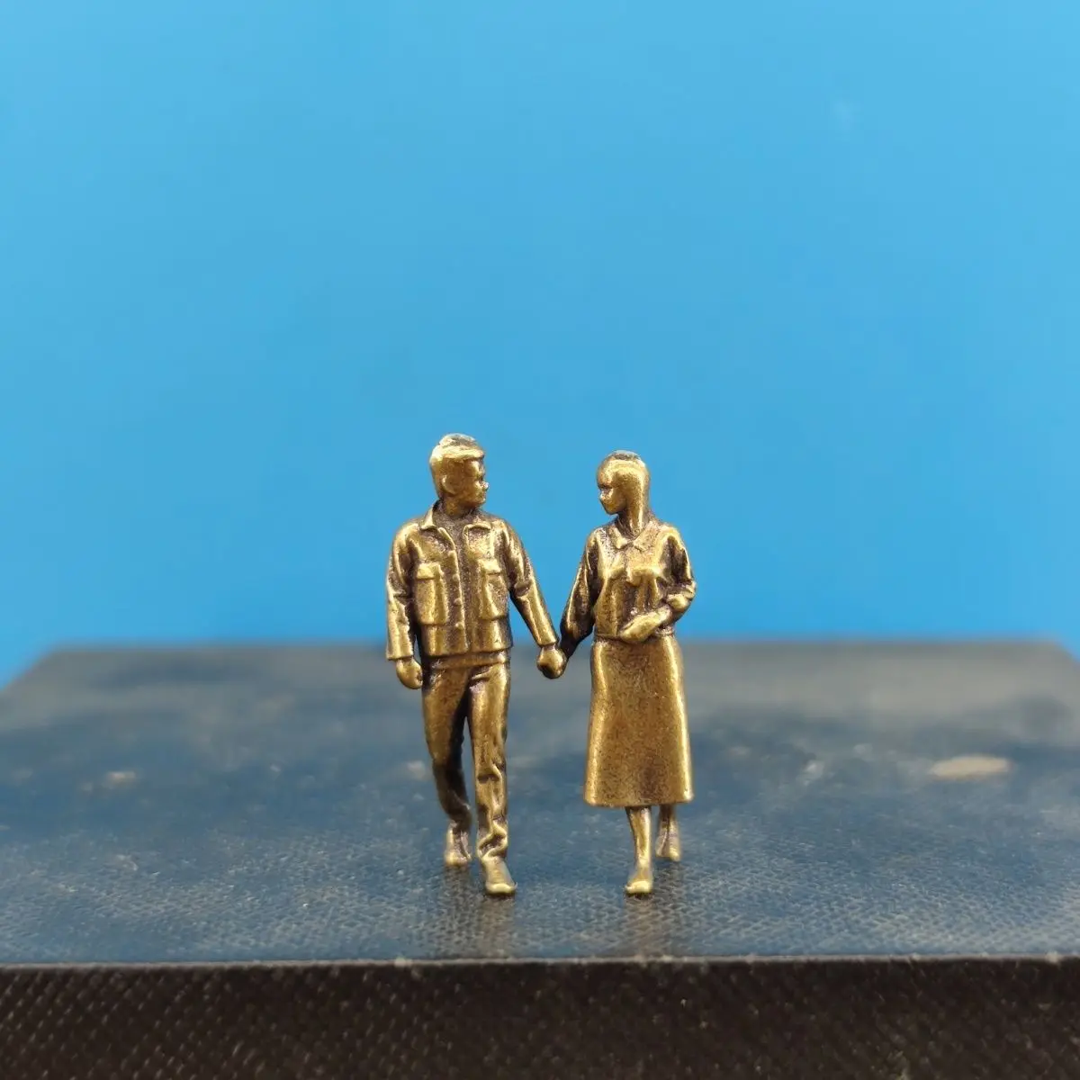 ​ ​ 2,9 см античная латунная скульптура прогулочной пары-ручные миниатюрные любители для столов романтический декор коллекционная