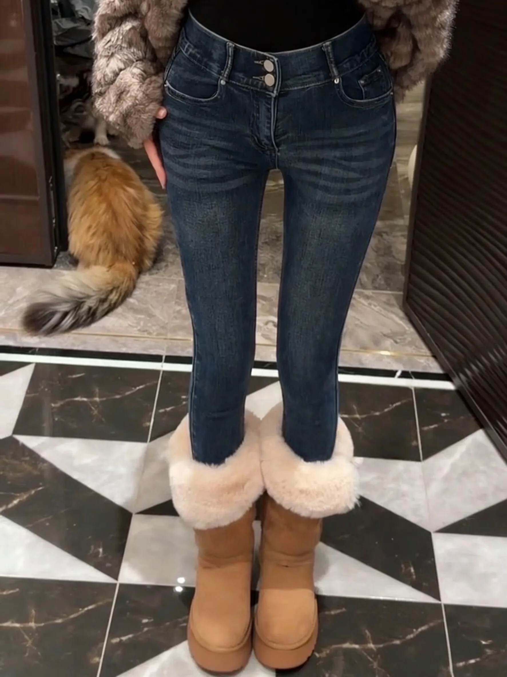 

Женские джинсы с высокой талией из эластичного хлопкового денима, облегающие, с расклешением от колена, укороченные, с эффектом подтяжки бедер, прямые.