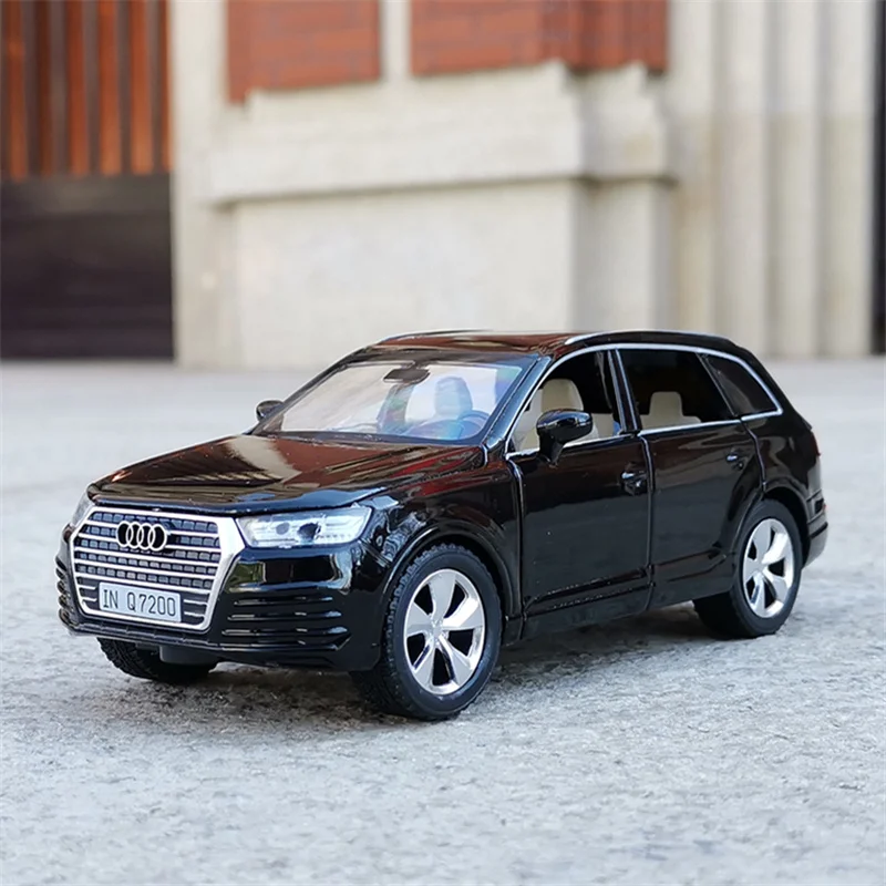 1/32 Audi Q7 SUV Alloy Car Model Diecast Metal Toy Vehicles Car Model High Simulation Sound and Light Collection Childrens Gifts