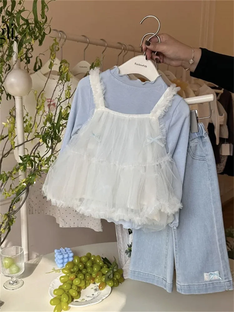 

Модный комплект для девочек: милый тюлевый сарафан, джинсы и длинный свитер. Цветной, повседневный, весна 2025.