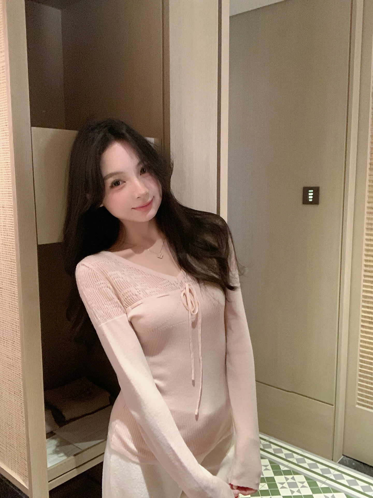 

Розовый вязаный свитер с V-образным вырезом и вырезами, женская футболка с длинным рукавом, базовая футболка с поясом для осени и зимы