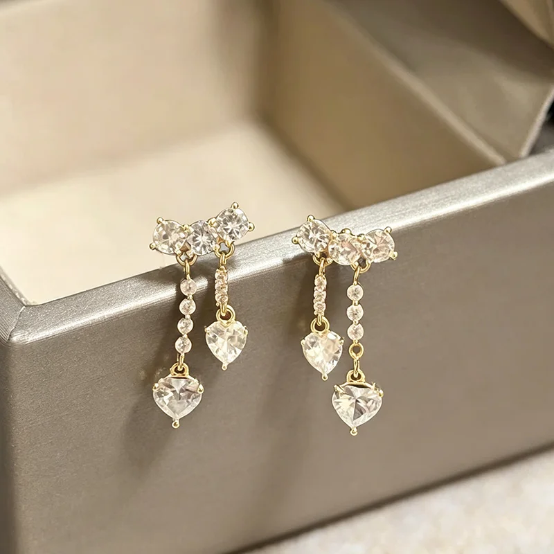 Glänzende Mikro-Zirkon Herzförmige Hängeohrringe in Goldfarbe Trendiger Schmuck für Damen und Mädchen Luxuriöses Design Ohr-Accessoires – Detail 12