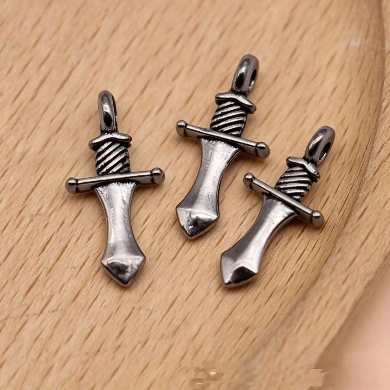 40Pcs/Lot 16*8mm Antique Silver Color Zinc Alloy Sword Charms Pendant Designer Charms Fit Jewelry Making DIY Jewelry Findings