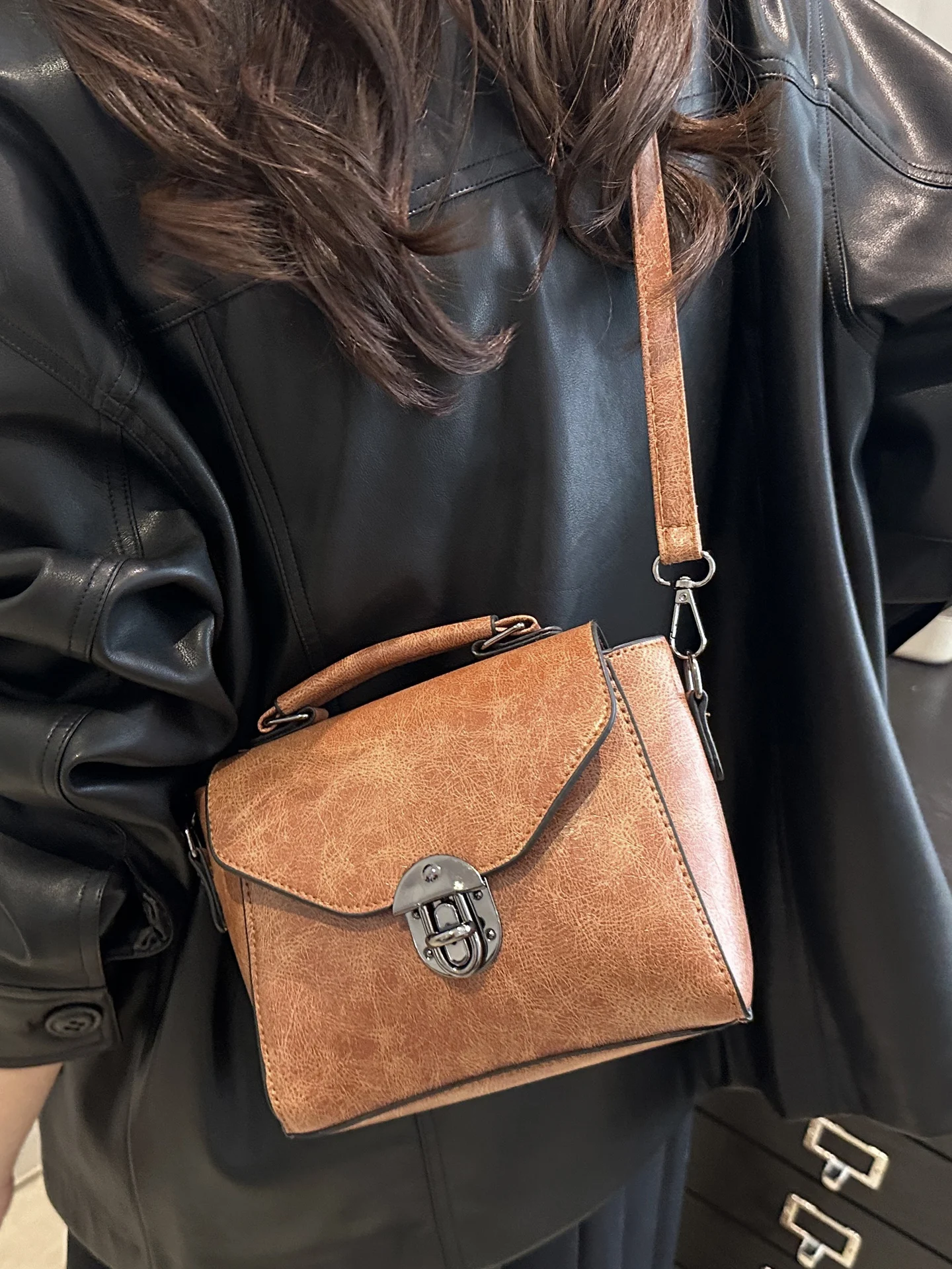 

Trendy Retro Crossbody Bag Women's Handbag 2025 New Sle Small Square Bag Versatile Quali Single oulder Bag for Youth