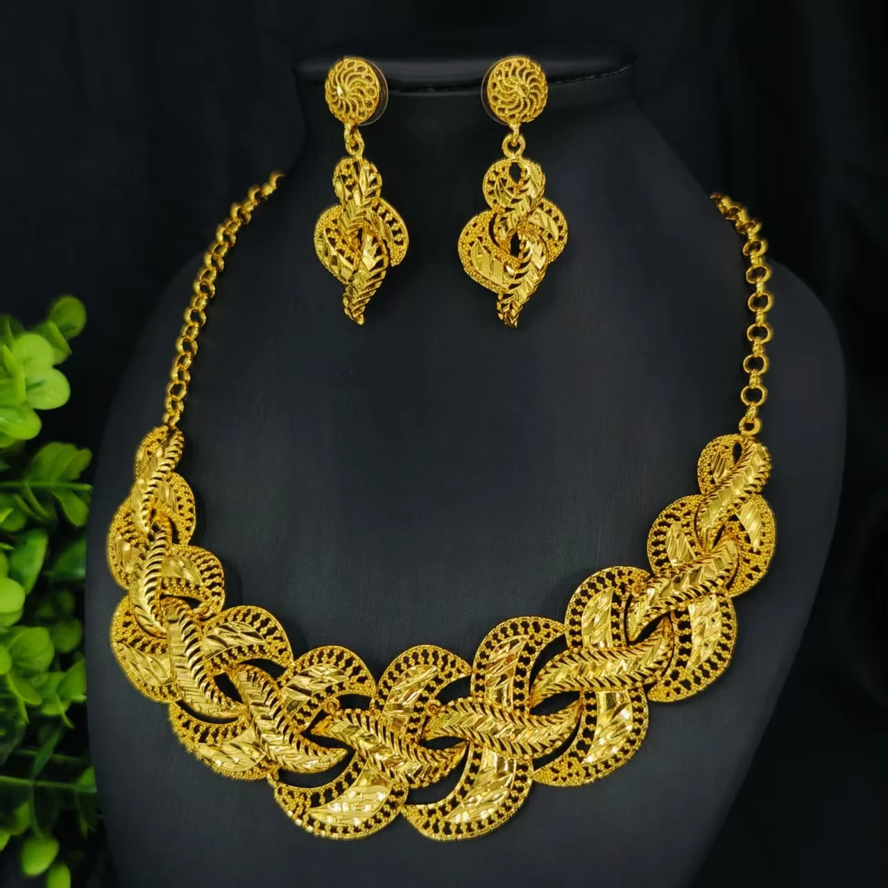Fashionable Minimalist Gold Jewelry Set for Women 2-Piece Set Wedding Necklace And Earrings Ensemble for Dresses Festival Gifts