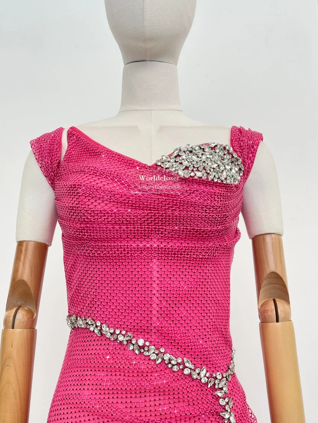 2025 Nuovi abiti lunghi con orlo a fessura sottile senza maniche con perline in rete con paillettes rosa viola per la festa