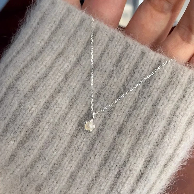 

Компактные кулоны-цветы из стерлингового серебра S925 с жемчугом для женщин, изысканные ювелирные украшения, легкие роскошные минималистичные аксессуары