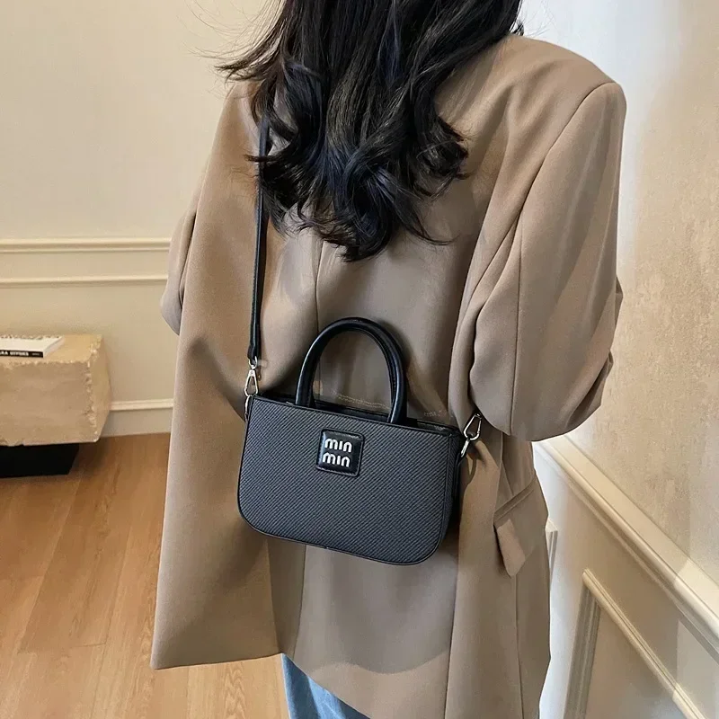 2025 nova bolsa crossbody moda personalidade lazer mão carregando pequeno saco quadrado pequena tendência feminina bolsa de ombro