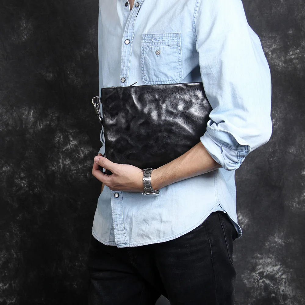 S.WORKER Retro-Clutch aus Vollnarbenleder für Herren | Handtasche aus Used-Leder mit Handgelenkschlaufe – Detail 5
