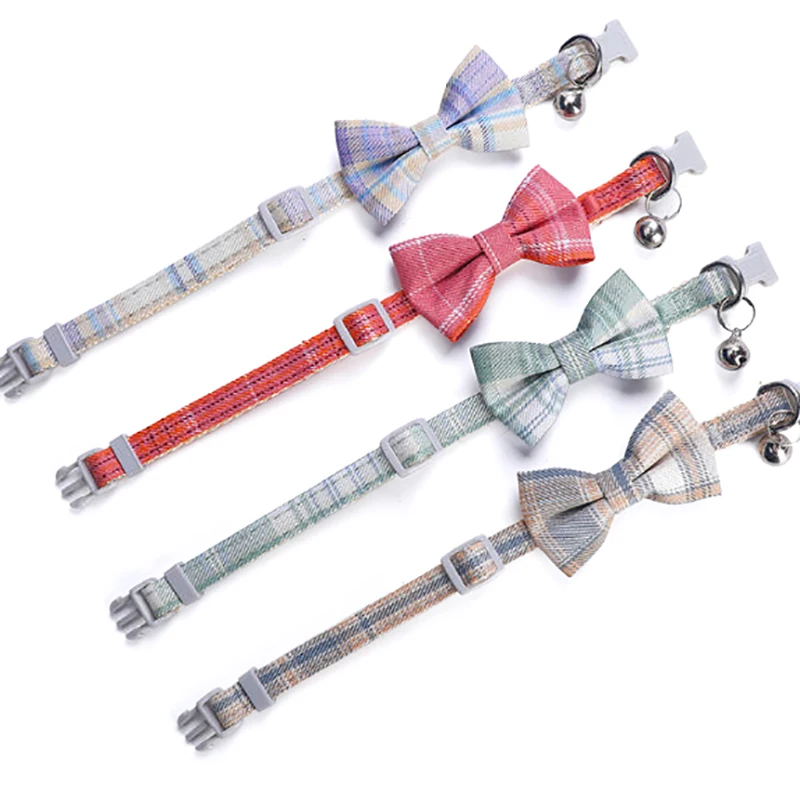 สัตว์เลี้ยง BREAKAWAY Cat COLLAR Bow Tie และ Bell น่ารักลายสก๊อตคริสต์มาสสีแดงยืดหยุ่นปรับปลอกคอสุนัข SASH กระดิ่งขนาดเล็กสําหรับแมว