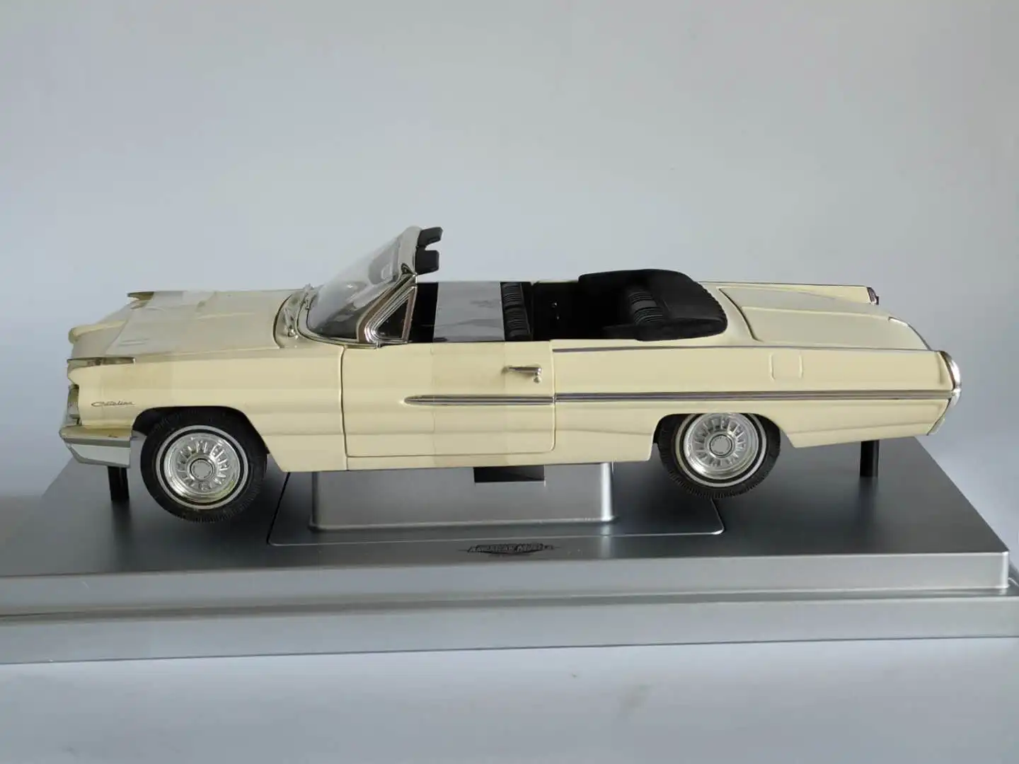 ERTL 1:18 Catalina Convertible 1962 Vintage Car Alloy Fully Open Simulation Limited Edition Alloy Metal Static Car Model