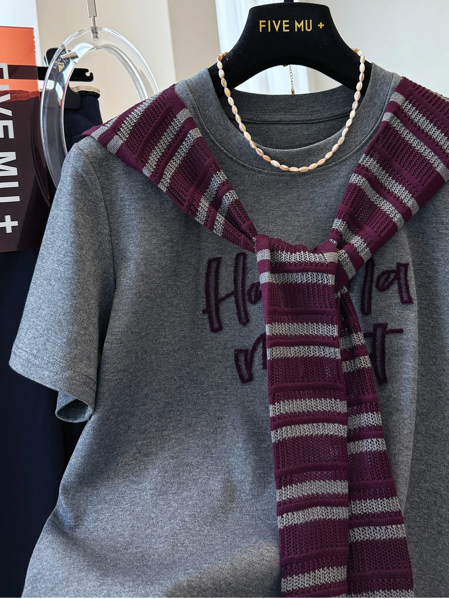 تي شيرت كوري كبير الحجم 300 بو مع وشاح وحروف مطرزة على الكتف للنساء في أوائل الخريف...