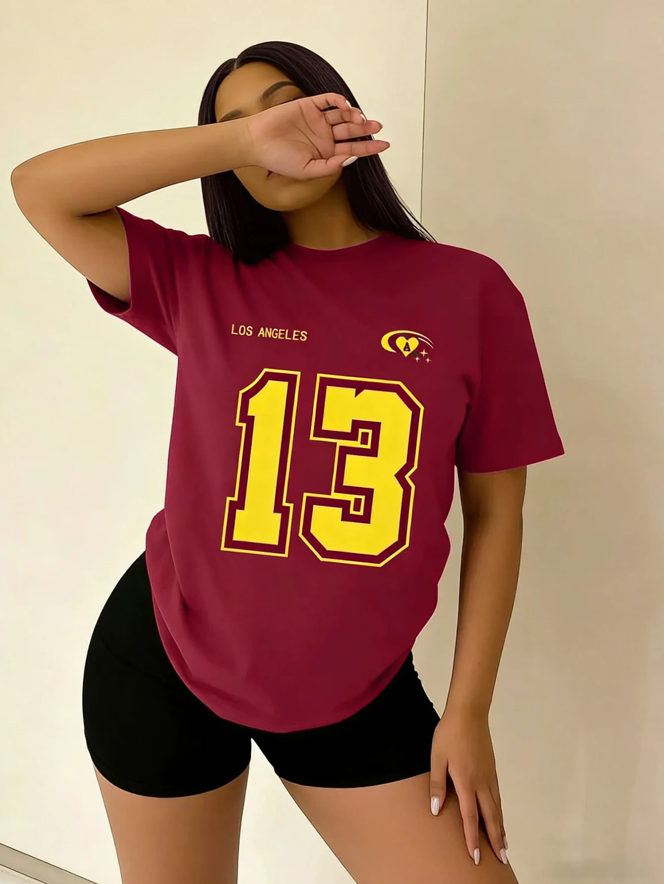 

Женский комплект из топа с короткими рукавами и принтом большого размера и обтягивающих шорт, для спортивного и повседневного стиля, можно носить как верхнюю одежду.