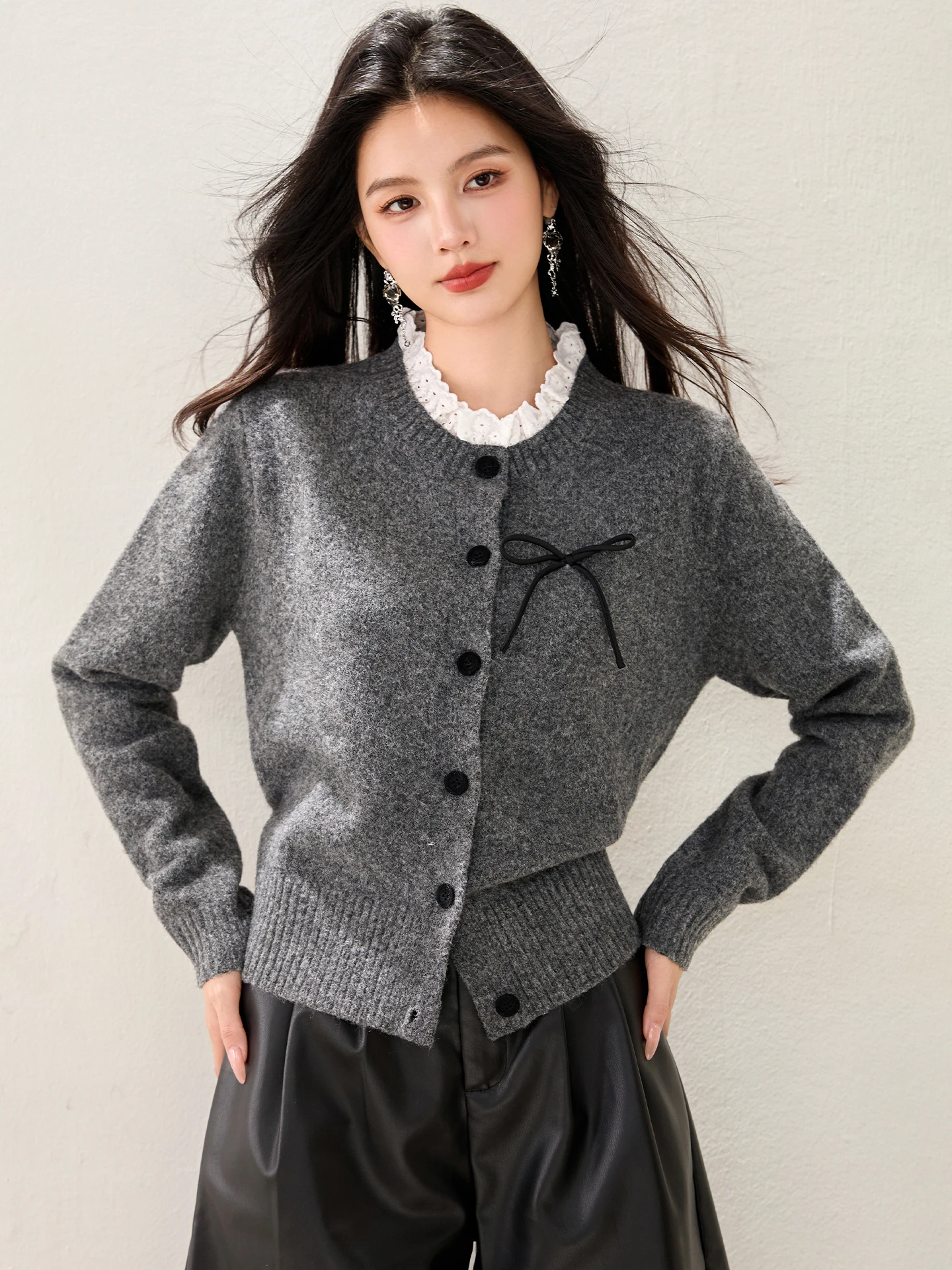 سترة رمادية مقسمة كلاسيكية للنساء في الخريف والشتاء، سترة علوية محبوكة أنيقة برقبة دائرية وأزرار