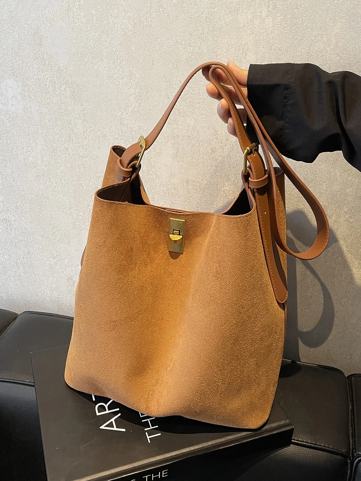 

Retro Suede Buet Bag Women's Large Capaci Commuter Bag Single oulder Crossbody Bag for Autumn And Winter Casual Use