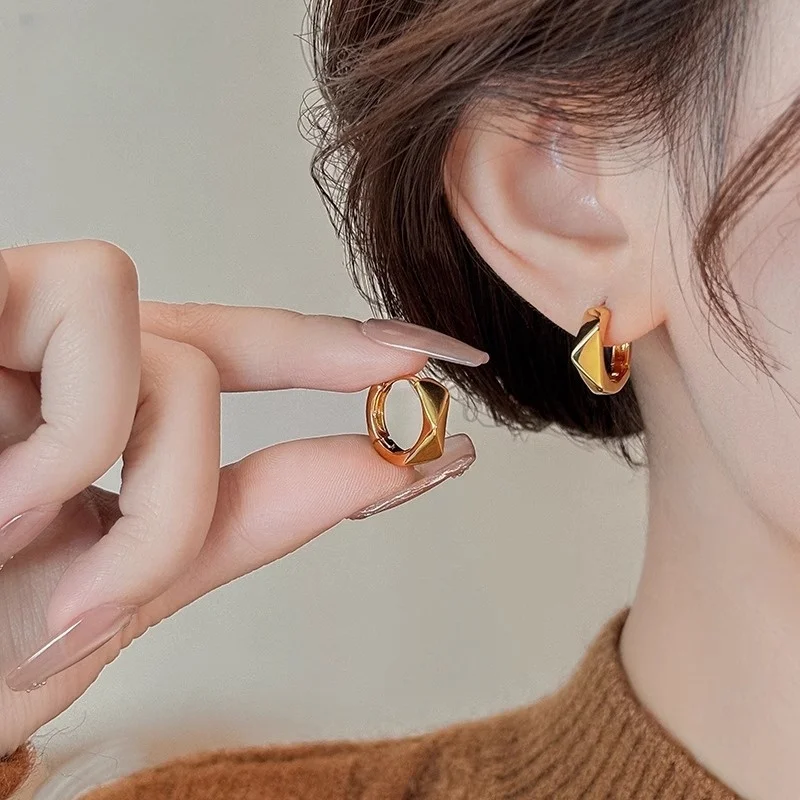 ruth-well-new-model-high-end-feelings-earrings-unique-design-sensation-fashionable-jewelry-ear-studs-and-ear-cuffs