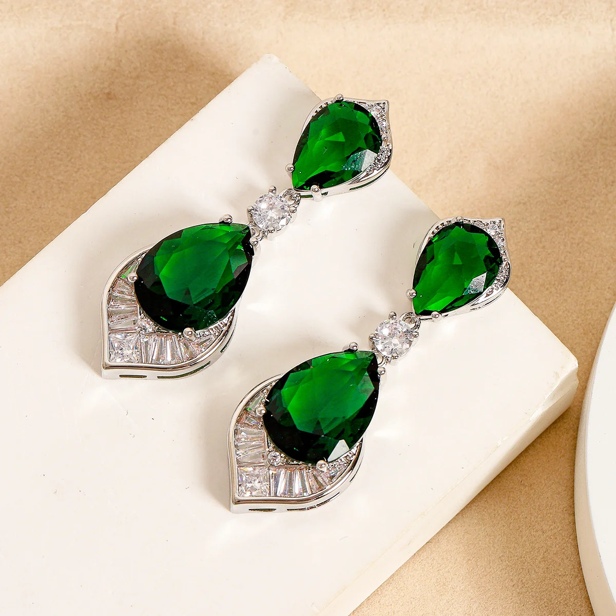 Droplet-shaped design charm jewelry, luxurious and unique, with bold and grand style. S925 silver needle earrings.