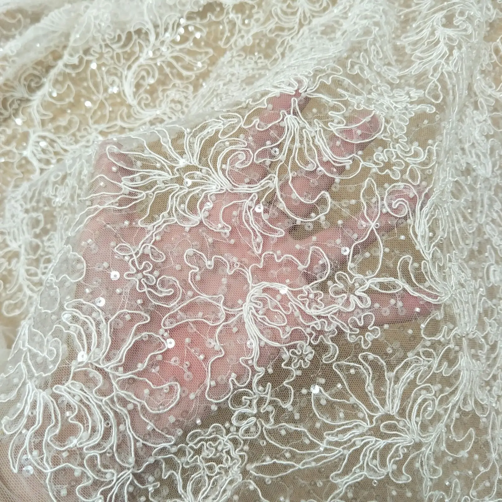 

Модное кружевное платье шириной 130 см с бусинами, кружевное свадебное платье, кружевное платье, продается во дворе